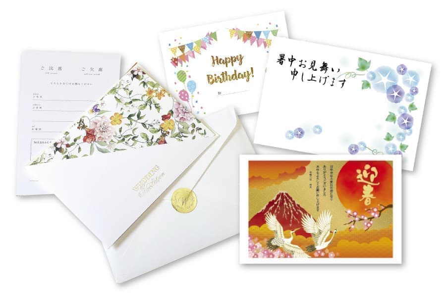 はがき・挨拶状 季節の変わり目に、人生の節目に、身近な方へ。年賀状、喪中礼状、暑中見舞いに挨拶状など、様々な場面の挨拶としてよく使われます。文面を考えるのが苦手な方にもご安心頂けるように、複数のテンプレートをご用意しております。■往復はがき(200×148)と、4面付のはがきにも対応しております。※インクジェットはがきには対応しておりません。