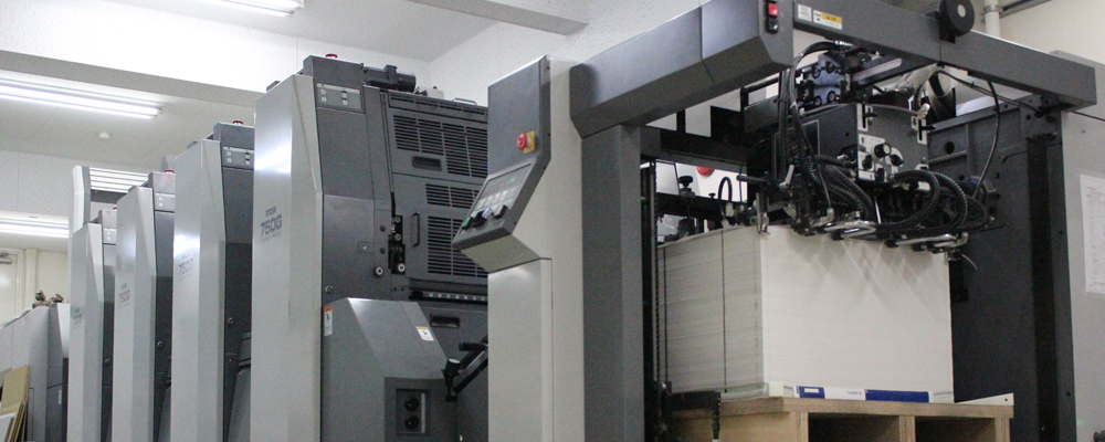 印刷課 作成した版と、デザインの仕上がり見本をもとに、印刷をします。高性能オフセット印刷機を厳密な環境のもと管理し、高品質で美しい仕上がりの印刷物を、スピーディにお届けしています。